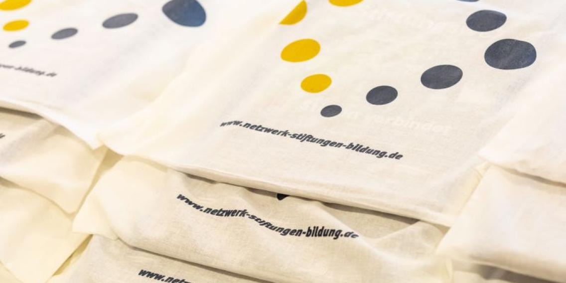 Taschen des Netzwerkes Stiftungen und Bildung