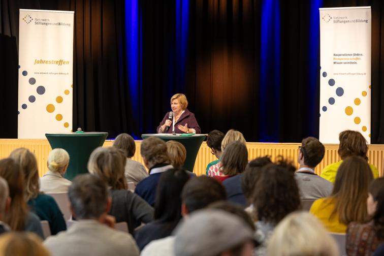 Jahrestreffen 2025 Sabine Suess Buehne