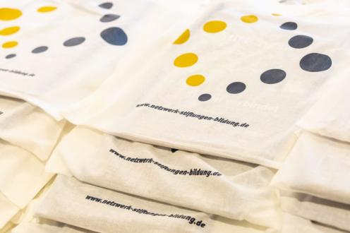 Taschen des Netzwerkes Stiftungen und Bildung